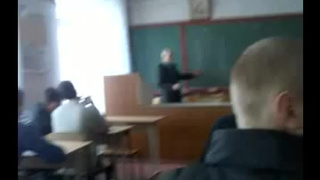 Студентка мастурбирует стояк одногруппнику прямо на паре