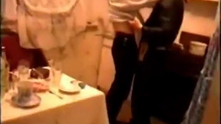 Выпившая пара трахается во время вечеринки в комнате (русское порно)