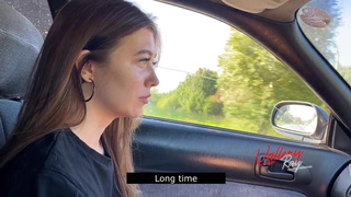 Студентка отсасывает большой конец незнакомца в машине за то что подвез