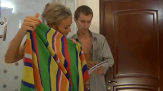 Сынуля подсмотрел за голой мамой в душе и трахнул на полу