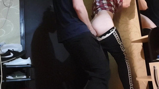 Жену выебал кобель, пока её супруг увлеченно смотрел телевизор