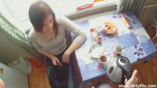 Прет русскую девку в домашнем порно