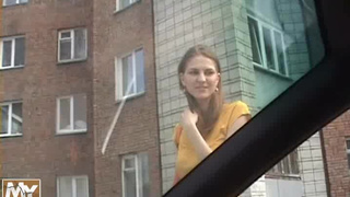 Русская студентка катается в машине и посасывает у парней