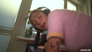 Красивая, ну не дуйся, вытрахаю быстренько и играй в свой Cyberpunk