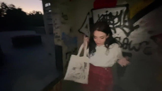 Или отсосёшь мне на крыше, или отшлёпаю — выбирай, обворожительная