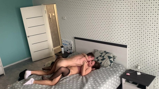 Вторая Половинка изменяет мужу с его лучшим другом, пока тот на работе