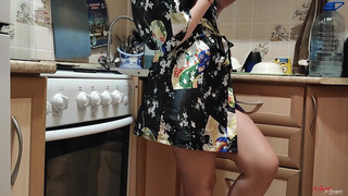 Охуеть! Заметил, что сестра без трусиков... И как же её отыметь?