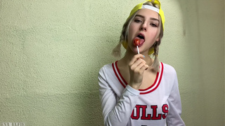 Русская студентка отсасывает хуй приятеля вместе с чупа-чупсом