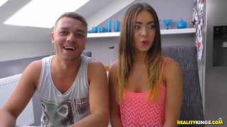 Брат лижет вагину сестры и долбит ее на диване