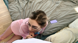 Белокурая сестренка в сетчатых капронках уткнулась киской в писюн брата