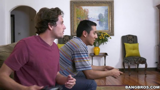 Шлюховатая русская мильфа облизывает болт друга сыночка в ванне и ебется с ним