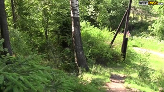 Сосед с красавицей в лесу занимаются