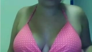 Русская грудастенькая красотка светит своим достоинством на вебкамеру