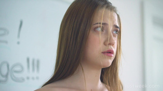 Русская молоденькая студентка заглатывает кончу из двух членов после жаркой ебли