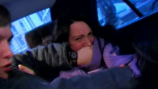 Чувак выебал выбритую вагину симпатичной школьницы