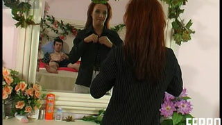 Паренек трахается с секретаршей глубоко в попку