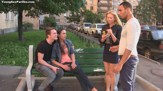 Русские красавицы участвуют в групповухе