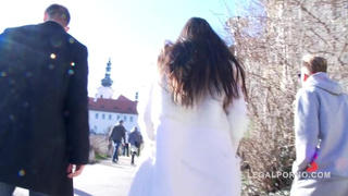 Славянскую шлюху пердолят во все щели два кореша