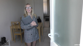 Риэлторша в очках ебется с русским клиентом, чтобы повысить свои продажи