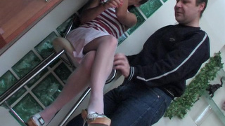 Старый мужчина долбит на столе молоденькую сучку